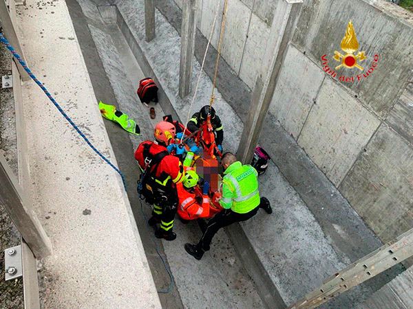 <!--8484-->Povegliano. I pompieri recuperano operaio caduto da 4 metri nel bacino in costruzione del depuratore
