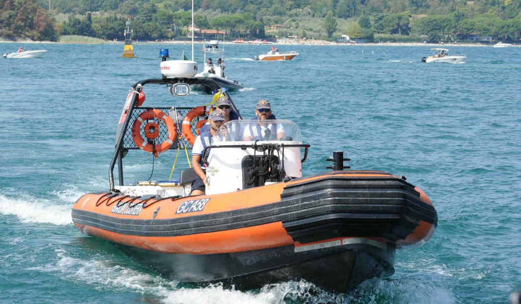 Salva il figlio in difficoltà, turista scompare nelle acque del Garda. Ricerche in corso a Limone
