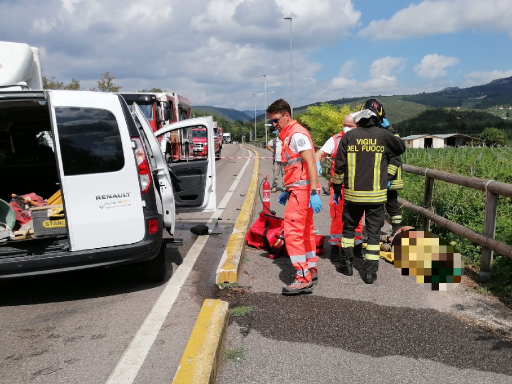 Verona: scontro frontale tra un furgone e una vettura con 3 persone a bordo, 2 persone ferite
