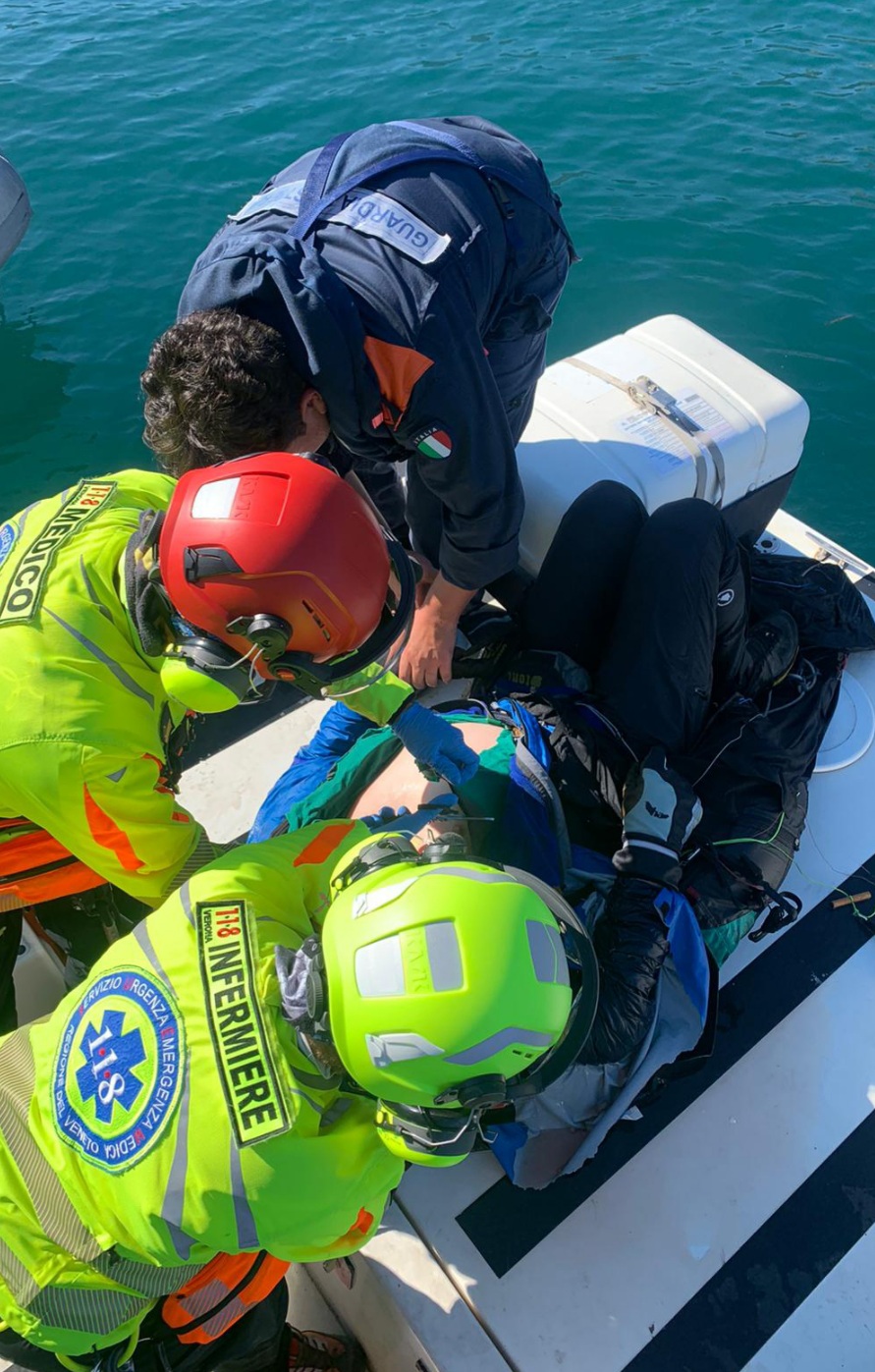 La Guardia Costiera salva un turista precipitato a Malcesine col parapendio