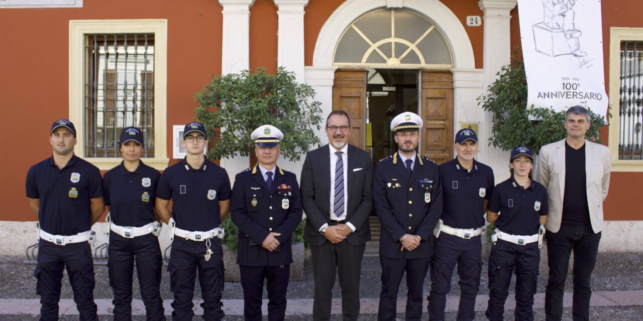 I nuovi agenti e il nuovo ufficiale del Corpo di Polizia Locale di Villafranca.