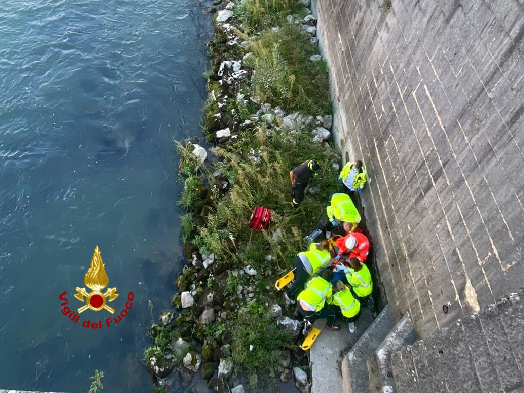 Vigili del fuoco, salvato un uomo caduto nell’Adige a Ponte della Vittoria