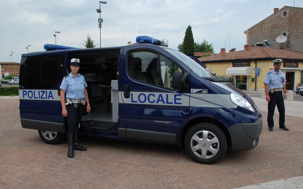 Parcheggiatori abusivi, Villafranca mette in campo otto agenti e “stacca” multe per oltre 2mila euro