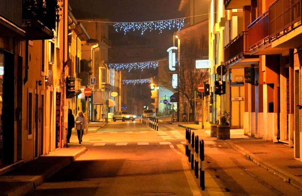 Sona. Le luminarie natalizie vengono a costare meno di un euro ad abitante.