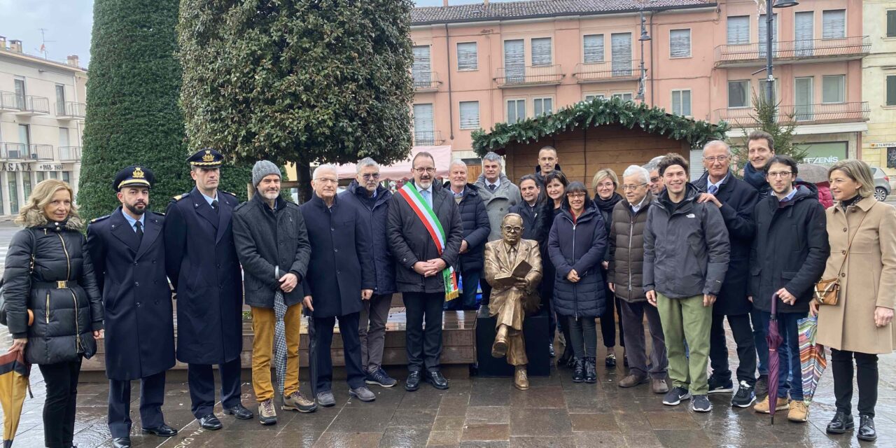 Inaugurata oggi la statua a Cesare Marchi in piazza Papa Giovanni XXIII a conclusione delle celebrazioni per il centenario della nascita. Il sindaco: è stato uno dei villafranchesi più illustri