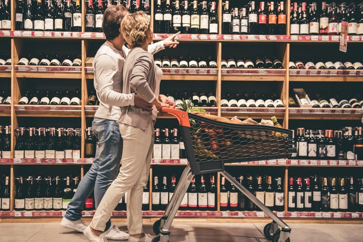Mercato del vino, il 2023 si presenta difficile per le vendite allo scaffale dove domina il low cost