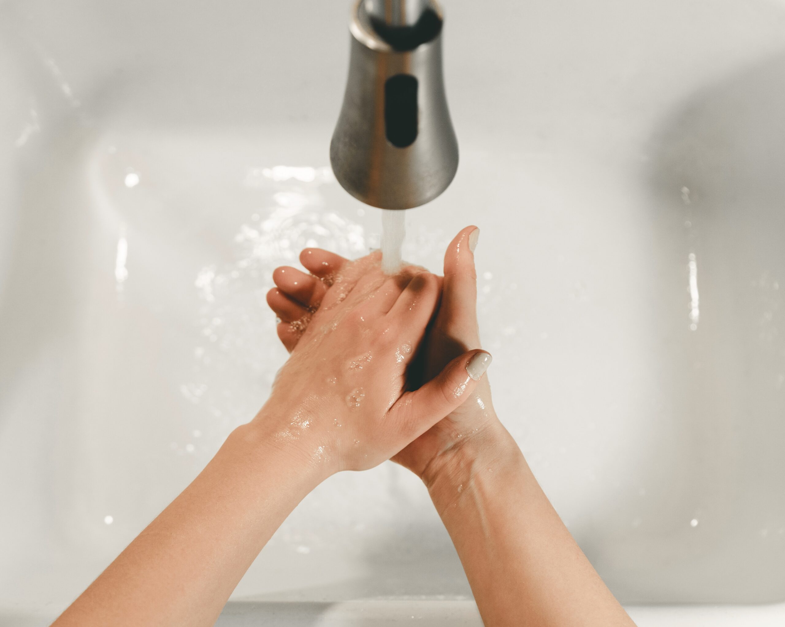 Lavarsi le mani è un gesto che salva le vite