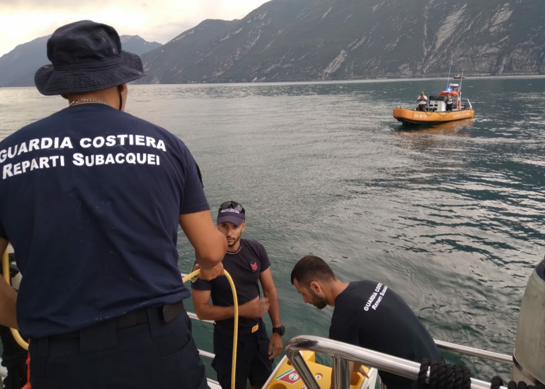 Guardia costiera, salvataggio nel Garda nella notte per sei diportisti incagliati