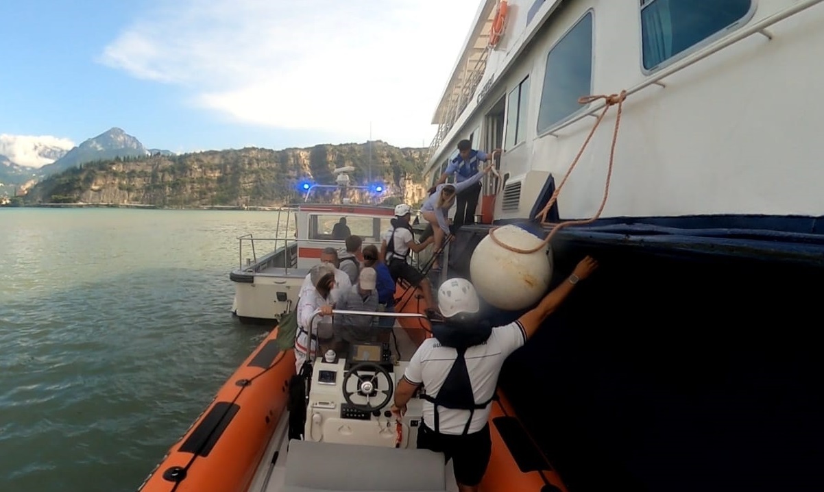 Torbole, nave passeggeri alla deriva a causa dei detriti del maltempo. Il soccorso della Guardia Costiera