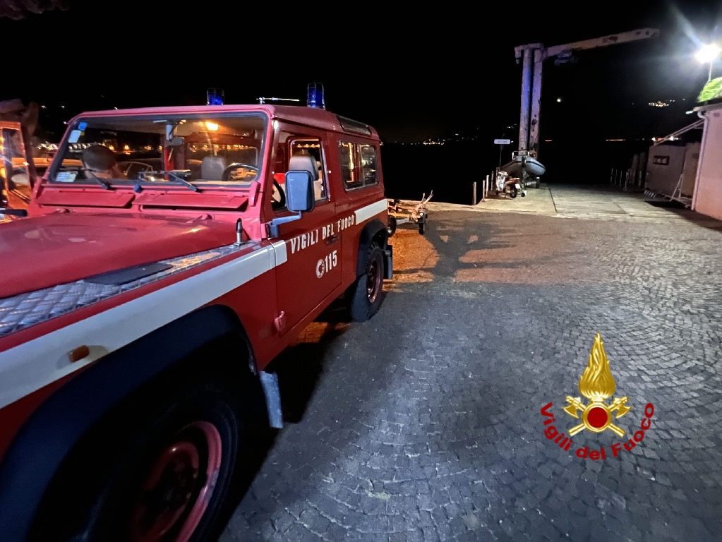 Malcesine: pescatori bloccati su un isolotto in mezzo al lago di Garda vengono salvati dai vigili del fuoco