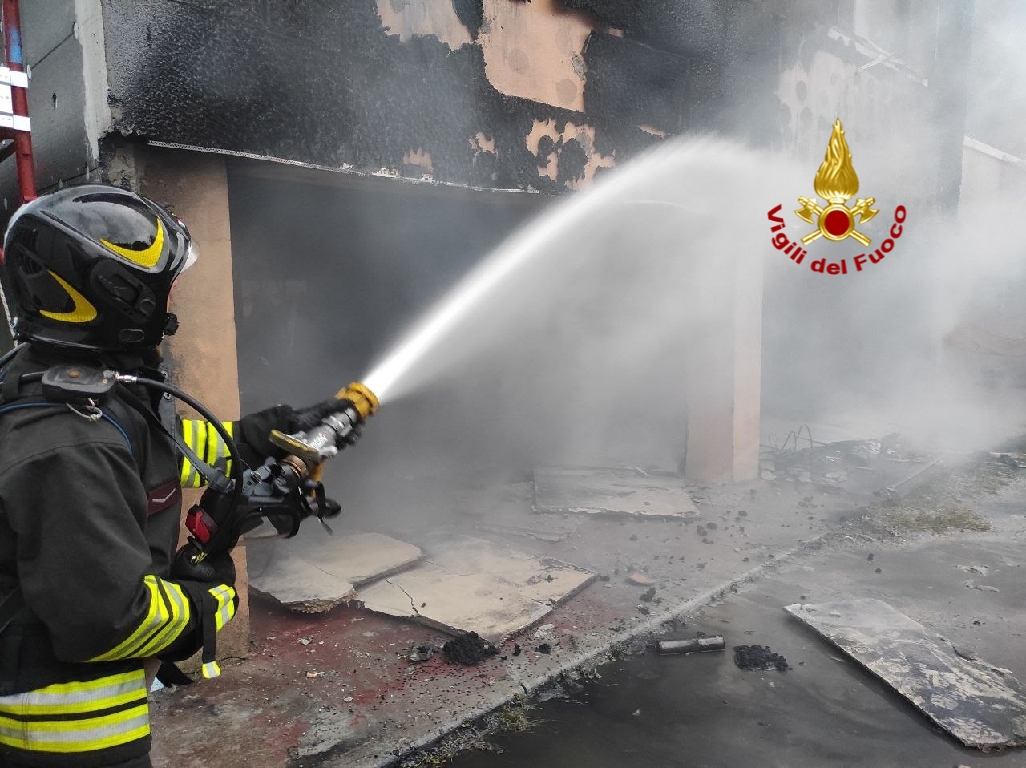 San Bonifacio, incendio nella notte: 30 persone evacuate dai Vigili del fuoco
