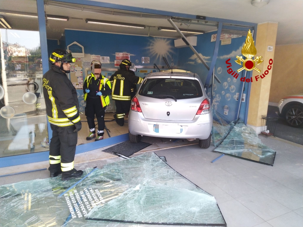 Villafranca. Un’auto entra in una lavanderia a gettoni. L’intervento dei vigili del fuoco.
