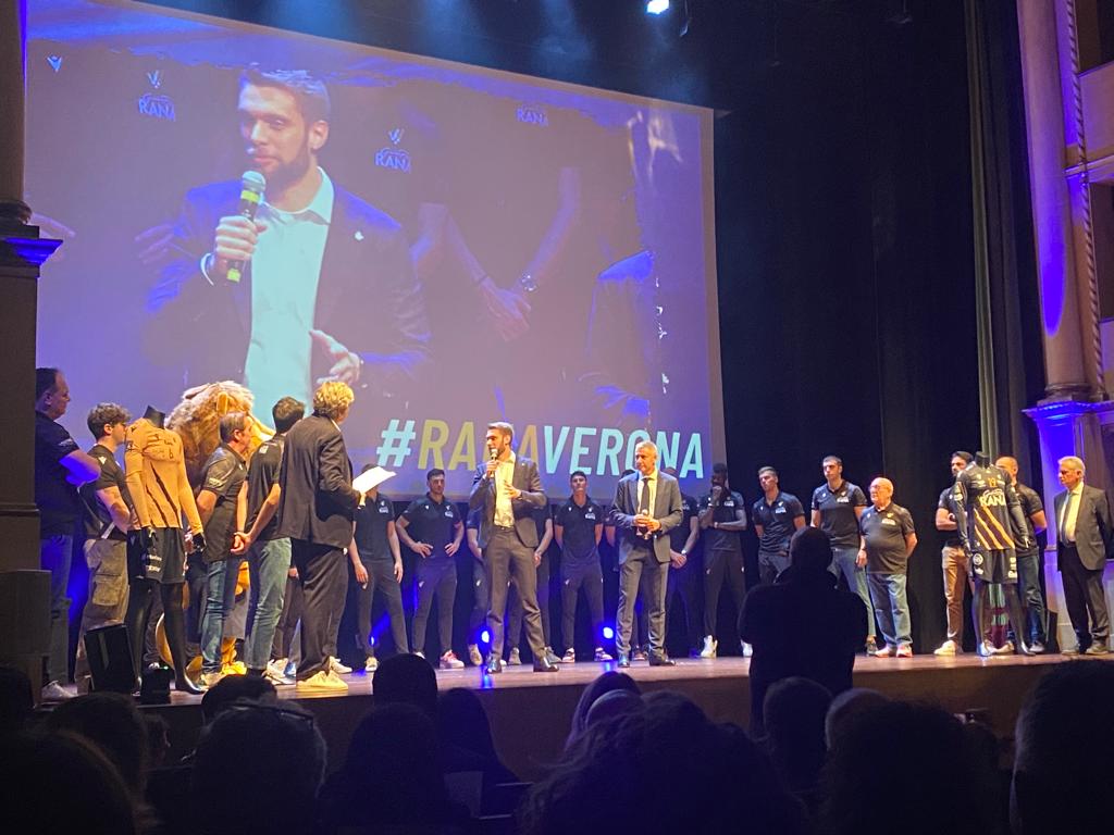 Rana Verona Volley, clima di festa per la presentazione ufficiale al teatro Ristori della squadra 2023-24
