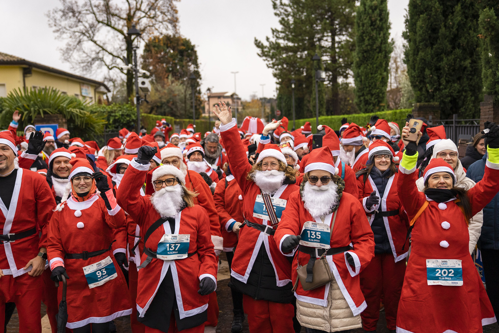 Sul Lago di Garda vestiti da Babbo Natale. Alla Babbo Lake si corre per solidarietà 