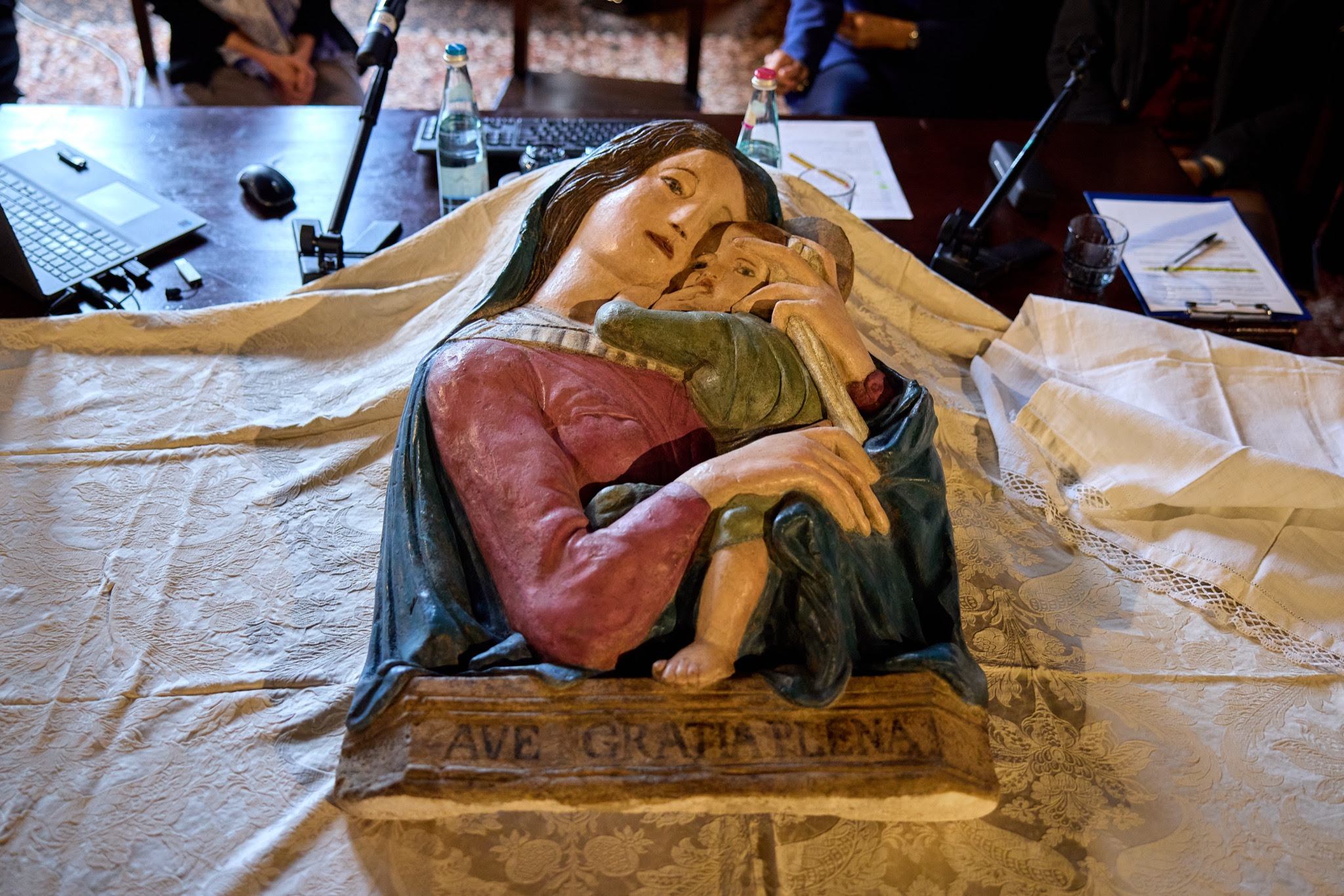 Malcesine, la Madonna con Bambino è della scuola di Donatello: la conferma dal restauro